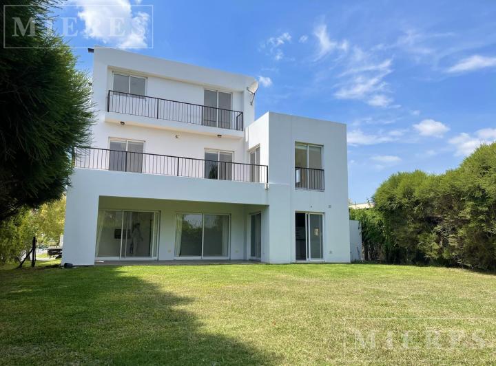 Casa · 200m² · 5 Ambientes · 2 Cocheras
