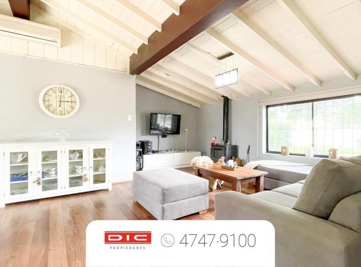 Casa · 210m² · 4 Ambientes · 2 Cocheras