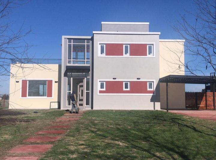 Casa · 182m² · 5 Ambientes · 4 Cocheras