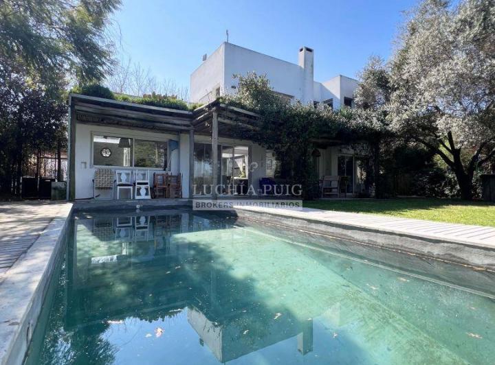 Casa · 180m² · 4 Ambientes · 2 Cocheras