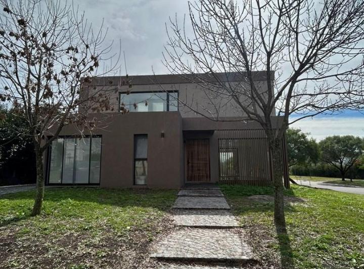 Casa · 193m² · 4 Ambientes · 1 Cochera