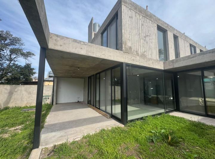 Casa · 200m² · 5 Ambientes · 1 Cochera