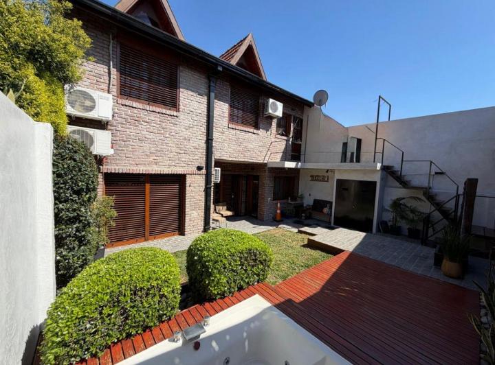 Casa · 213m² · 5 Ambientes · 1 Cochera