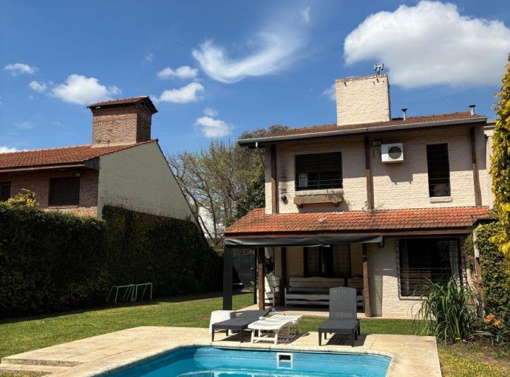 Casa · 222m² · 7 Ambientes · 3 Cocheras