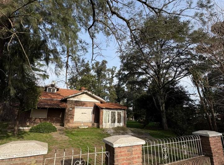 Casa · 1200m² · 4 Ambientes · 2 Cocheras