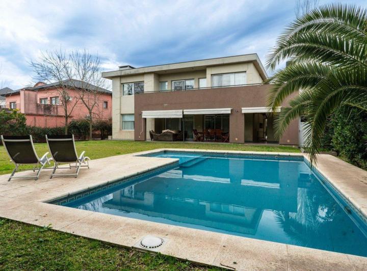 Casa · 258m² · 5 Ambientes · 2 Cocheras