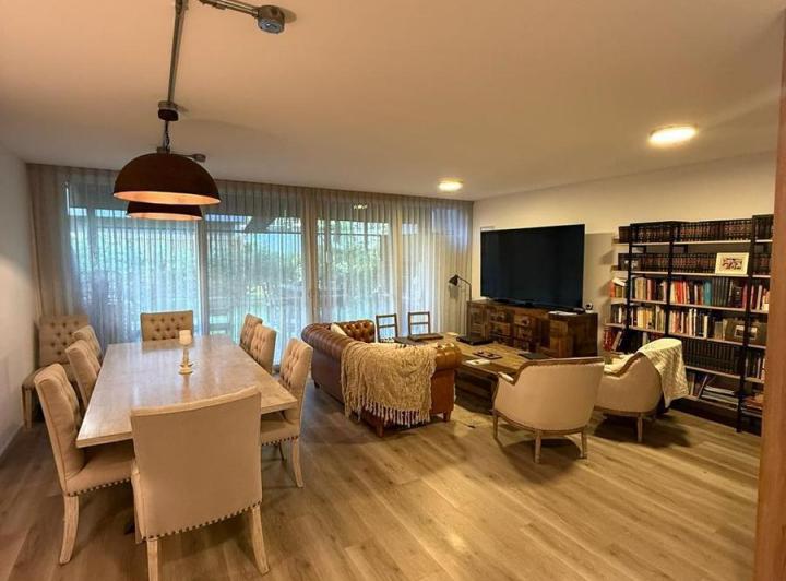 Casa · 200m² · 6 Ambientes · 2 Cocheras
