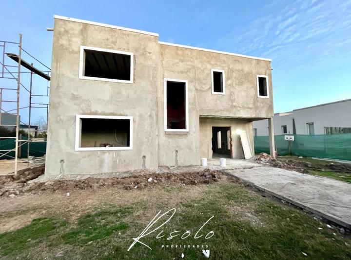 Casa · 270m² · 5 Ambientes · 2 Cocheras