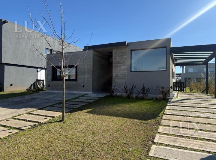 Casa · 161m² · 5 Ambientes · 3 Cocheras