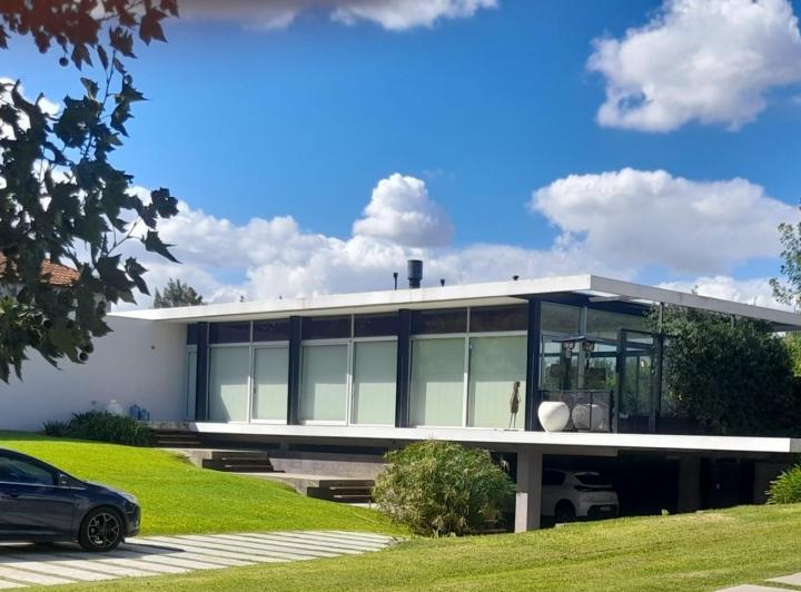 Casa · 335m² · 4 Ambientes · 4 Cocheras