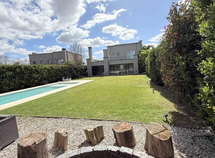 Casa · 197m² · 3 Dormitorios · 4 Cocheras