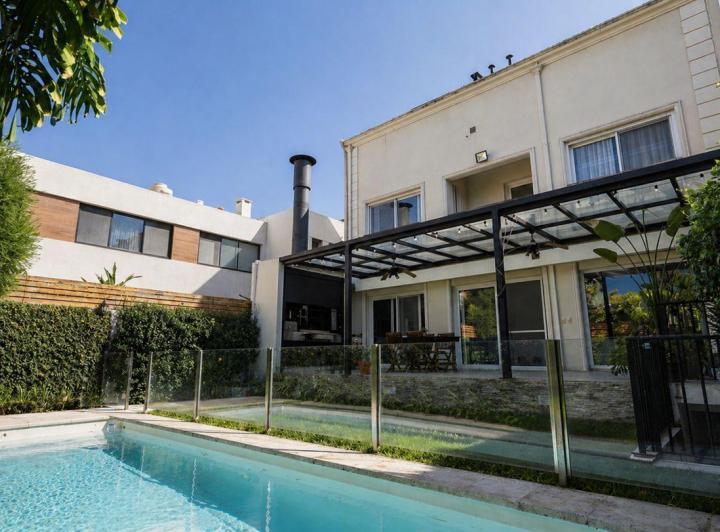 Casa · 300m² · 6 Ambientes · 2 Cocheras