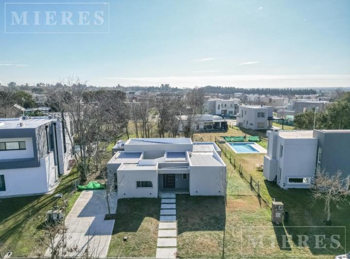 Casa · 179m² · 6 Ambientes · 2 Cocheras