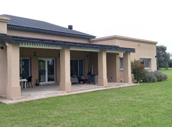 Casa · 250m² · 5 Ambientes · 4 Cocheras