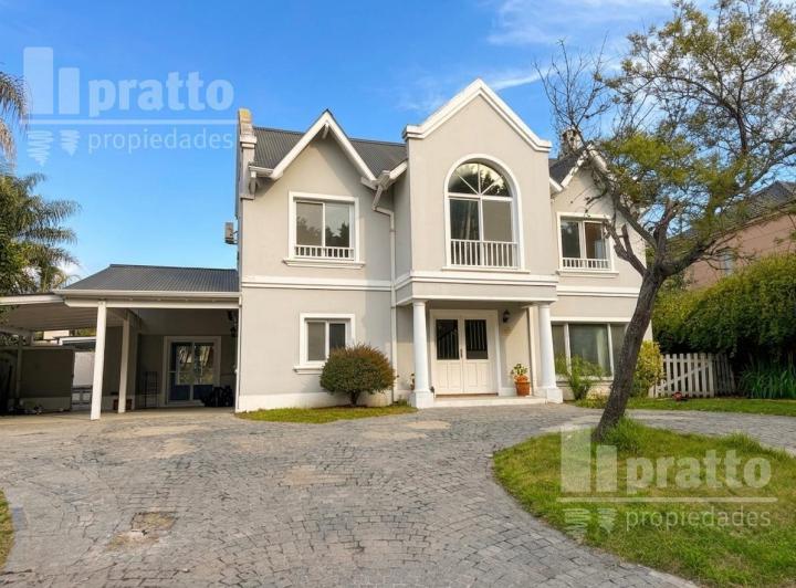 Casa · 250m² · 6 Ambientes · 3 Cocheras