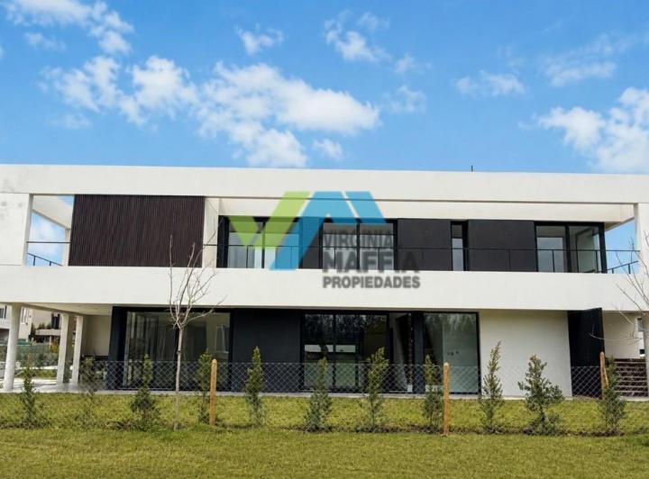 Casa · 270m² · 5 Ambientes · 1 Cochera