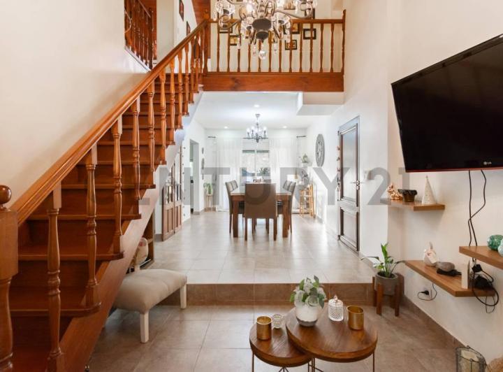 Casa · 220m² · 5 Ambientes · 1 Cochera