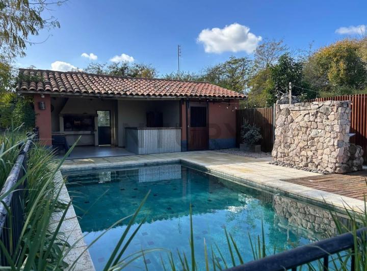 Casa · 310m² · 5 Ambientes · 1 Cochera