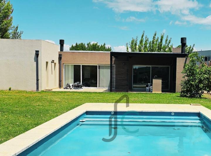 Casa · 145m² · 5 Ambientes · 3 Cocheras
