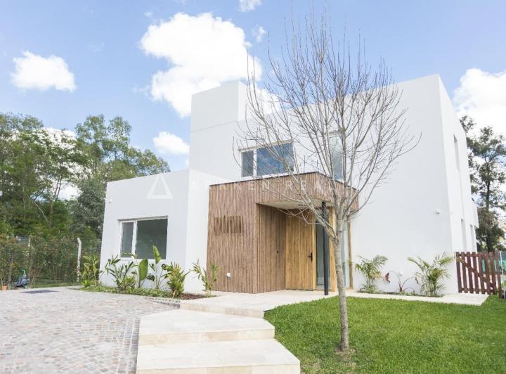 Casa · 233m² · 4 Ambientes · 2 Cocheras
