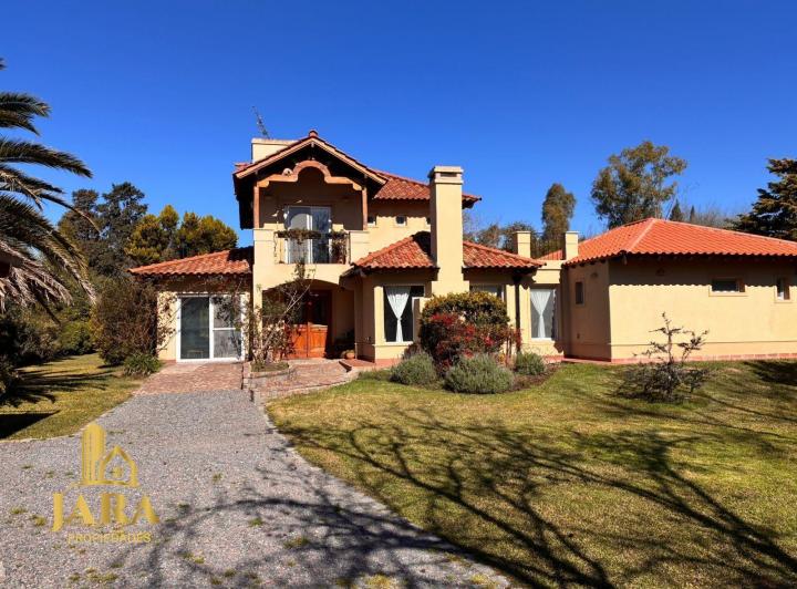 Casa · 242m² · 5 Ambientes · 4 Cocheras