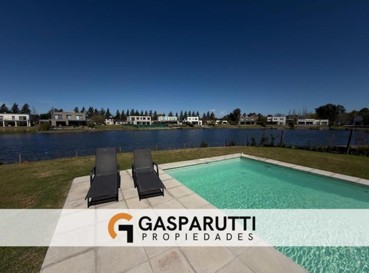 Casa · 318m² · 4 Ambientes · 3 Cocheras