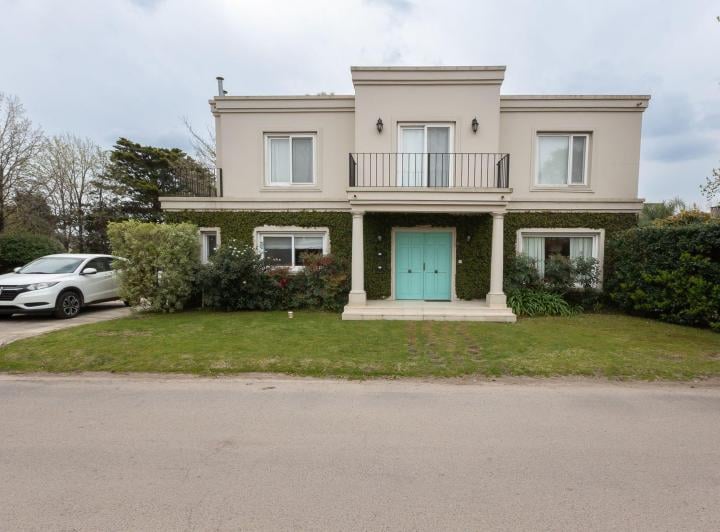 Casa · 182m² · 5 Ambientes · 1 Cochera