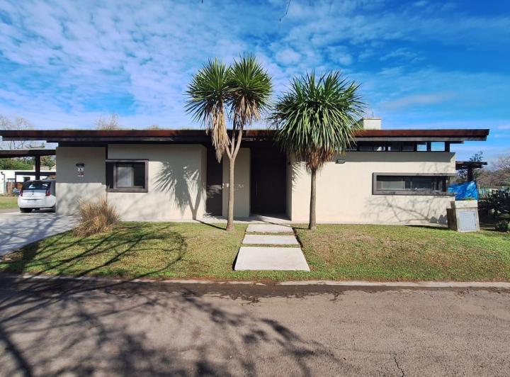Casa · 120m² · 5 Ambientes · 3 Cocheras