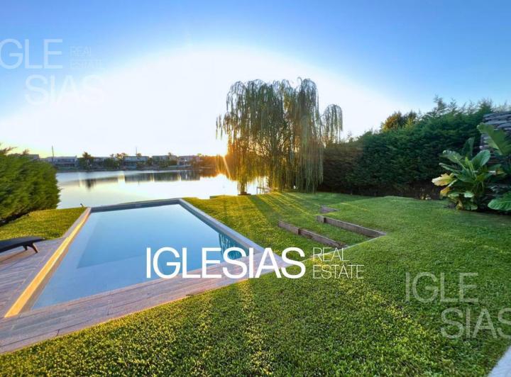 Casa · 245m² · 5 Ambientes · 2 Cocheras