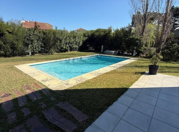 Casa · 220m² · 4 Ambientes · 1 Cochera