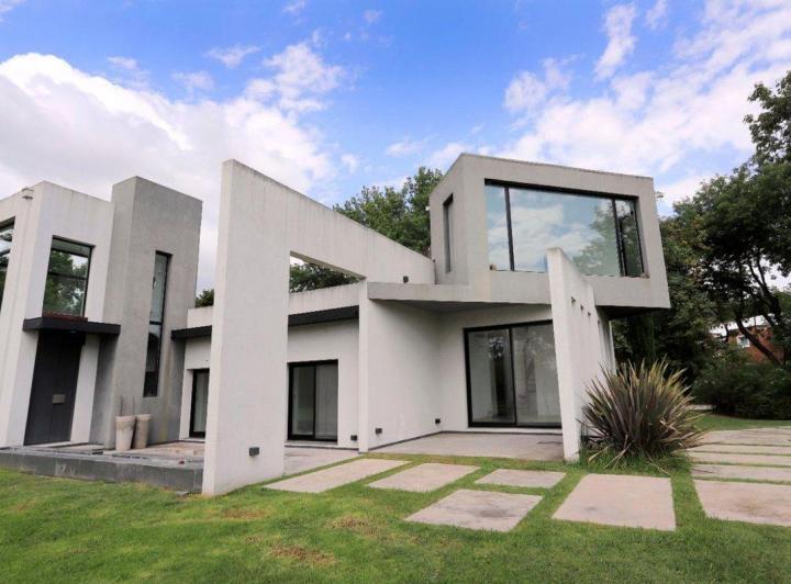 Casa · 189m² · 5 Ambientes · 3 Cocheras