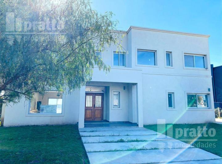 Casa · 325m² · 5 Ambientes · 2 Cocheras