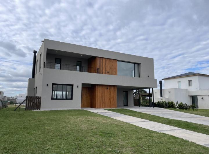 Casa · 213m² · 5 Ambientes · 2 Cocheras