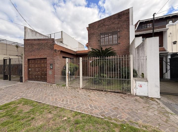Casa · 200m² · 4 Ambientes · 2 Cocheras
