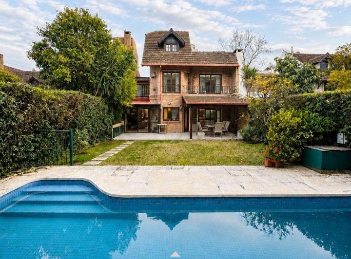 Casa · 397m² · 9 Ambientes · 3 Cocheras