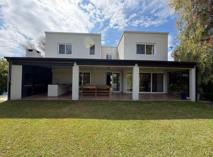 Casa · 253m² · 6 Ambientes · 2 Cocheras