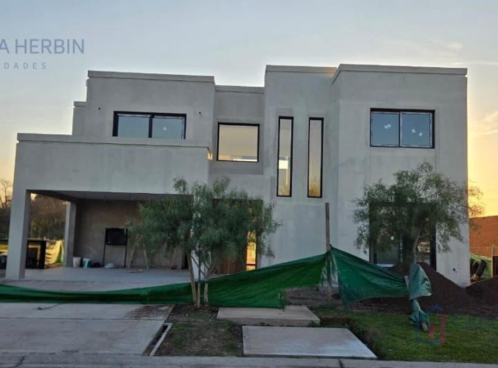 Casa · 218m² · 4 Ambientes · 6 Cocheras