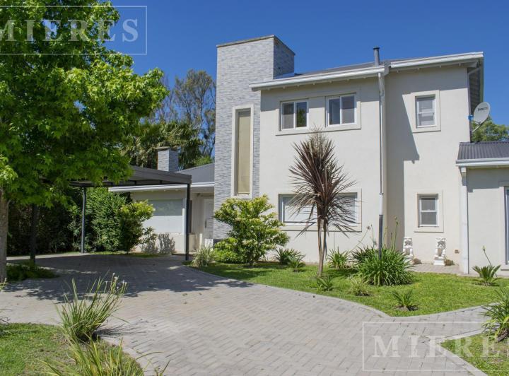 Casa · 290m² · 6 Ambientes · 2 Cocheras