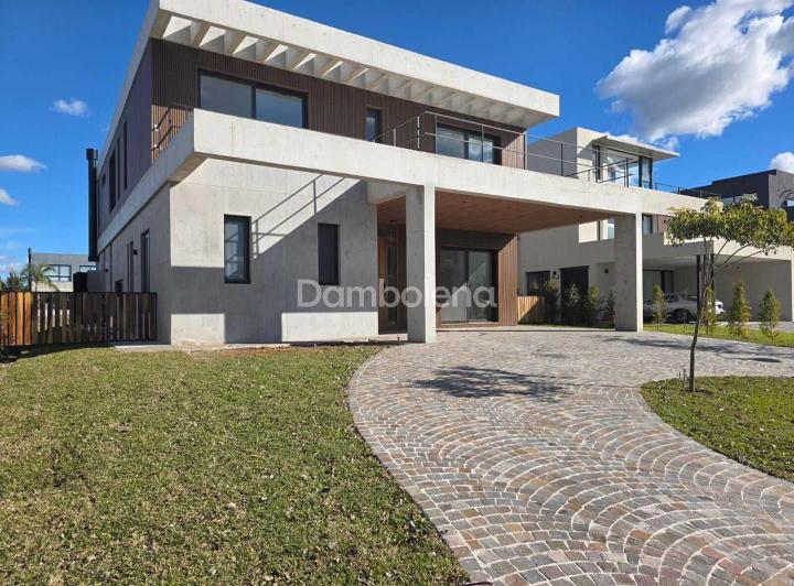 Casa · 385m²
