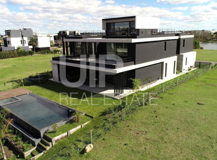 Casa · 432m² · 9 Ambientes · 4 Cocheras