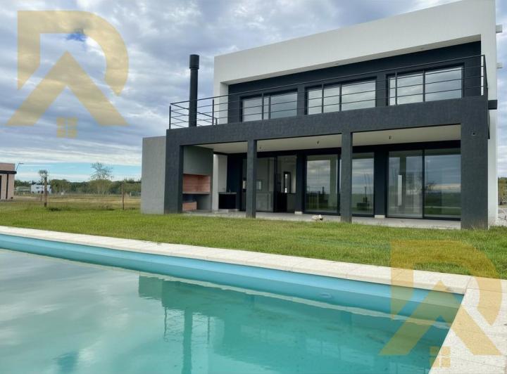 Casa · 165m² · 5 Ambientes · 2 Cocheras