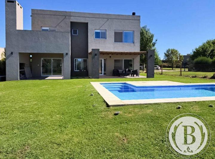 Casa · 230m² · 4 Ambientes · 2 Cocheras
