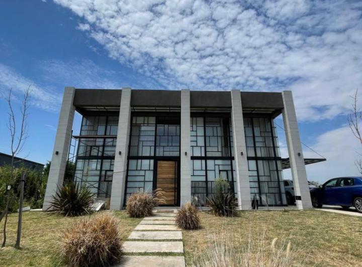 Casa · 460m² · 4 Ambientes · 3 Cocheras