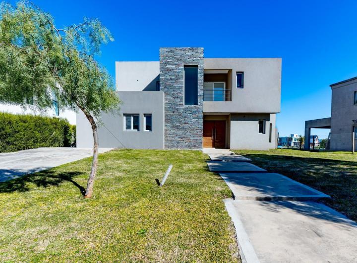 Casa · 205m² · 5 Ambientes · 2 Cocheras