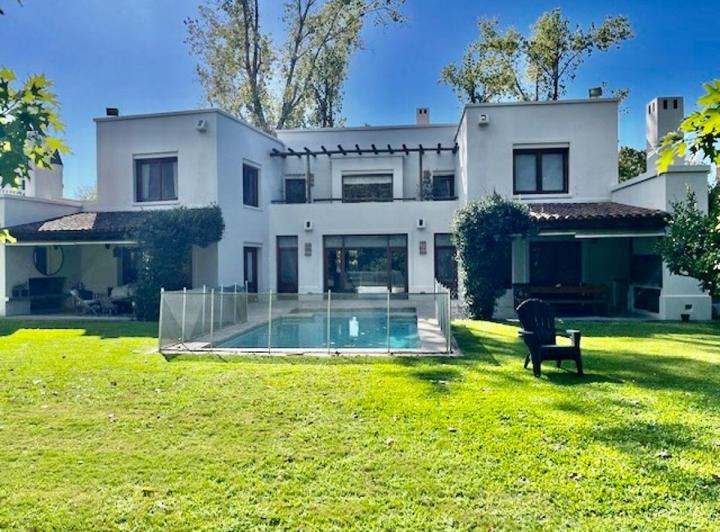 Casa · 348m² · 9 Ambientes · 2 Cocheras