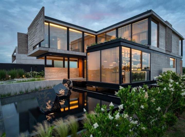 Casa · 580m² · 7 Ambientes · 6 Cocheras