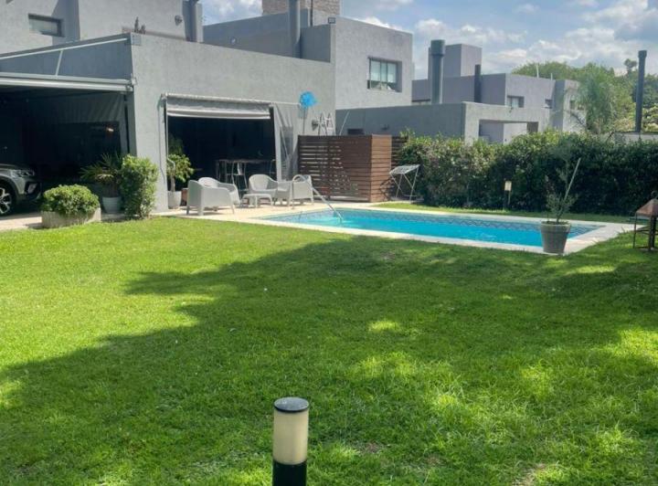 Casa · 250m² · 7 Ambientes · 2 Cocheras