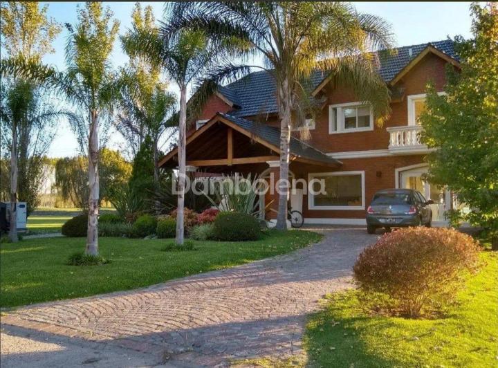Casa · 300m² · 5 Ambientes · 1 Cochera