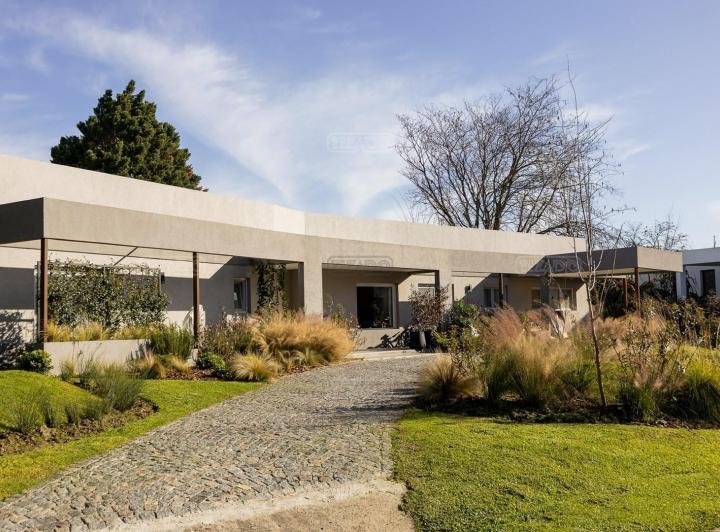 Casa · 220m² · 6 Ambientes · 1 Cochera