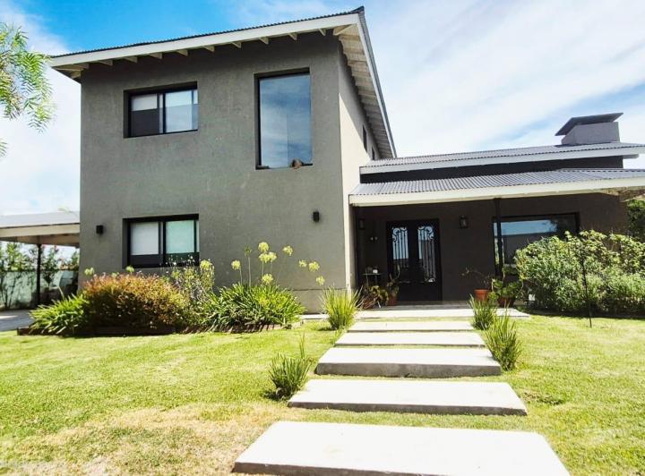 Casa · 196m² · 6 Ambientes · 6 Cocheras